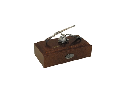 Picture of Muela Silverware RIFLE-CARTRIDGE-BACKPACK ON WOODEN BASE